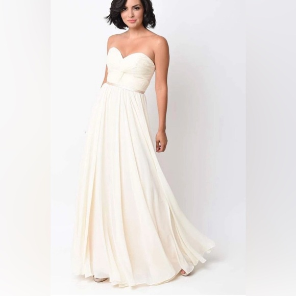 Cinderella Dresses & Skirts - ❌SOLD❌🦋B2G1🦋CINDERELLA DIVINE Cream Satin Strapless Sweetheart Gown | 18 |